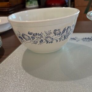 Pyrex 402 Colonial Mist vintage bowl